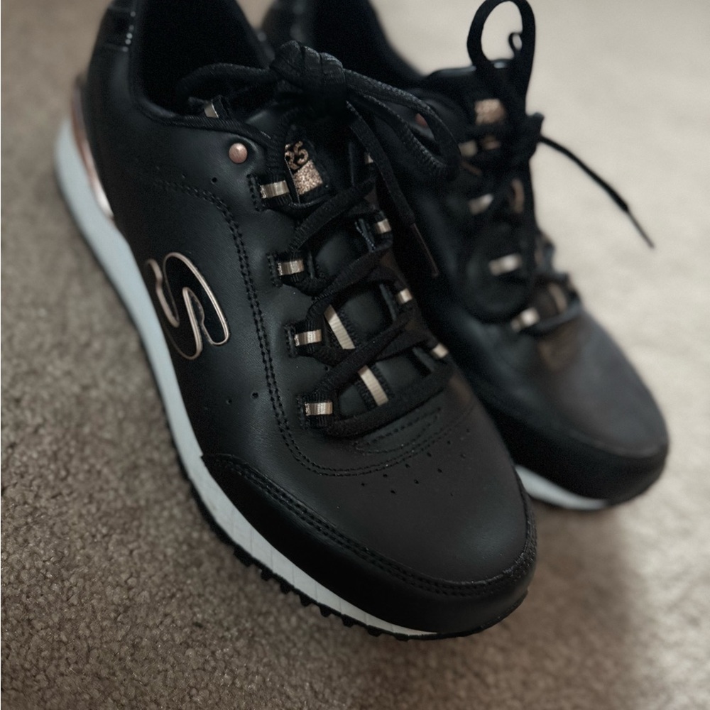 Like new! Women's 8.5 Skechers Black/Rose Gold Sneakers